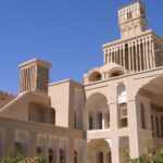 Maison ancienne avec tour à vent à la ville d’Abarkouh