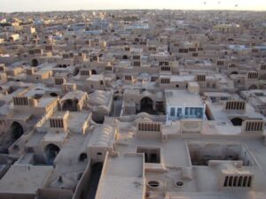 Tour à vent élément de l’architecture du désert et l’architecture persane