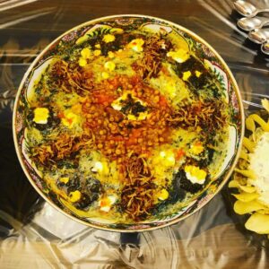 potage iranien à la base de pâtes(reshteh),pois chiche, haricots rouges et lentilles, menthe, persil et d'épinards et de lait caillé fermenté traditionnel en (kashk)