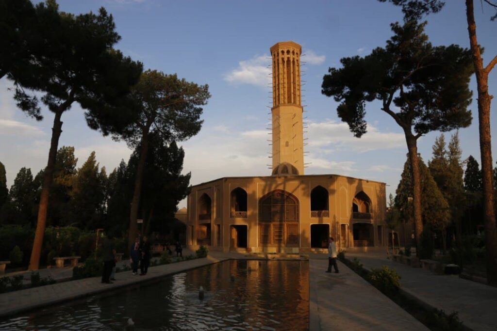 Jardin de dowlabad à YAZD avec la tour à vent la plus haute de l’Iran