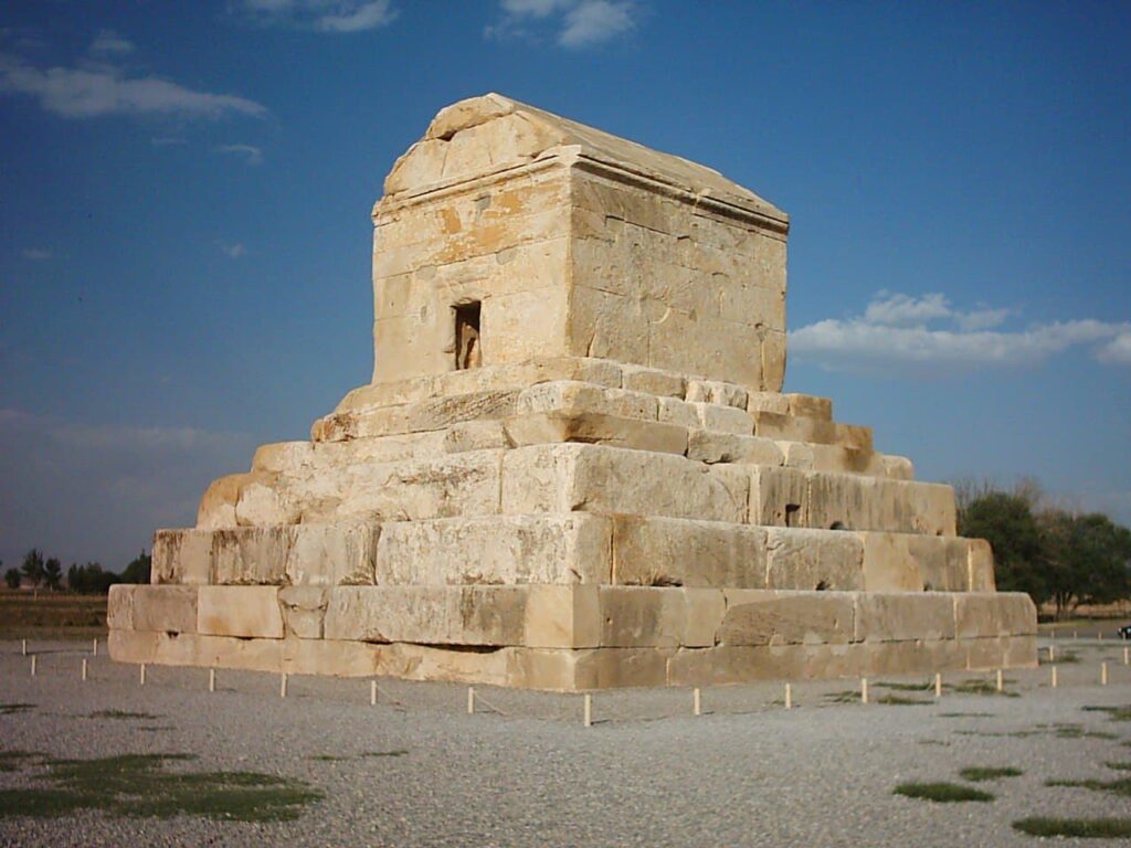 Pasargades situé à 130 km de Shiraz le Tombeau de Cyrus le Grand en Iran