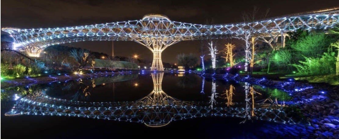 Pont Tabiat - pont Nature ») est un pont destiné aux piétons qui relie deux parcs publics (parc Taleghani, à l'est, et parc Ab-o-Atash, à l'ouest) à Téhéran