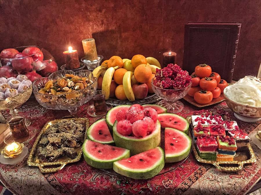 Réglage de la table du dîner Yalda en Iran