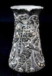 Vase trouvé à Jiroft en Iran, cette image relate un mythe ancien au sujet d’un grand déluge