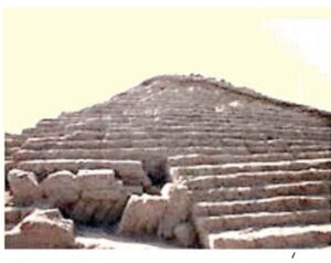 Citadelle et des restes d’un temple à Jirof en Iran