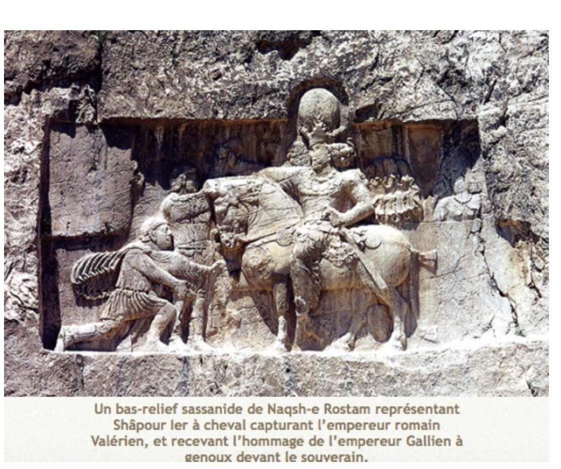 Naqsh-e-Rostam illustration le Roi Shahpur Premier battit néanmoins les romains, et captura l’empereur Valérien qui fit allégeance à son vainqueur.