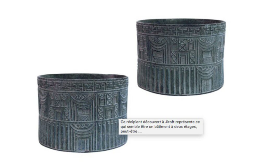 Poterie de Jiroft avec mystérieuses représentations architecturales de temples ou de palais, ici un récipient qui ressemble à un batiment à desux étages.