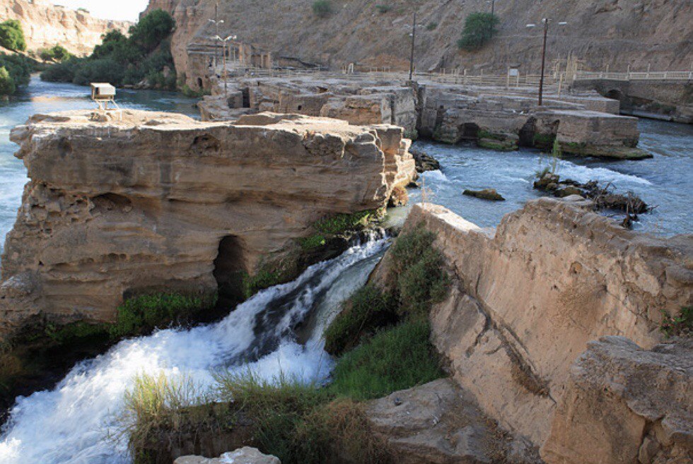 A Shushtar deux canaux de dérivation, baptisés, l’un Canal de Darius et l’autre, Canal Gargar