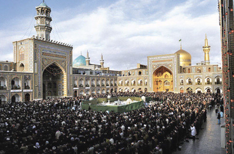 Cour du sanctuaire de l’Imâm Rezâ à Mashhad, le dôme et le minaret en or du Mausolée de l’Imam Rezâ