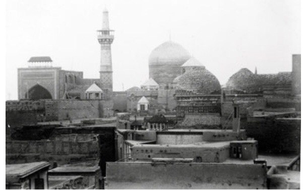 le Sanctuaire de l’Imam Rezâ possède plusieurs madrasas et une nouvelle cour sous les Qâdjârs
